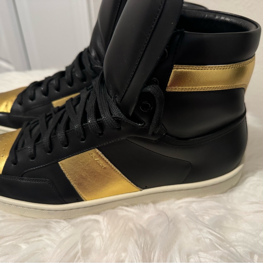 💯Authentic. Men Saint Laurent sneaker’s. These are a rare find.